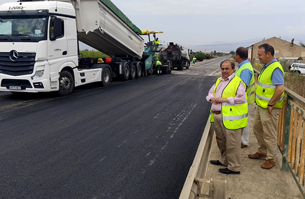 La Comunidad mejora el firme del puente sobre el r�o Guadalent�n, en la carretera que une Totana con Mazarr�n